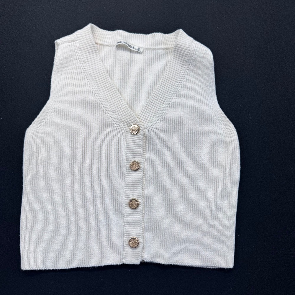 Abercrombie & Fitch Ribbed Knit Sweater Vest Cream Gold Crest Button Cropped XS